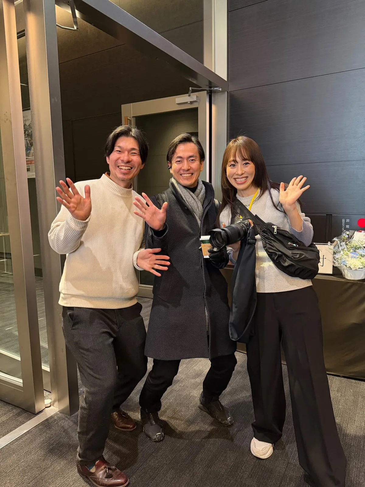イベント会場で仲間と撮影した写真