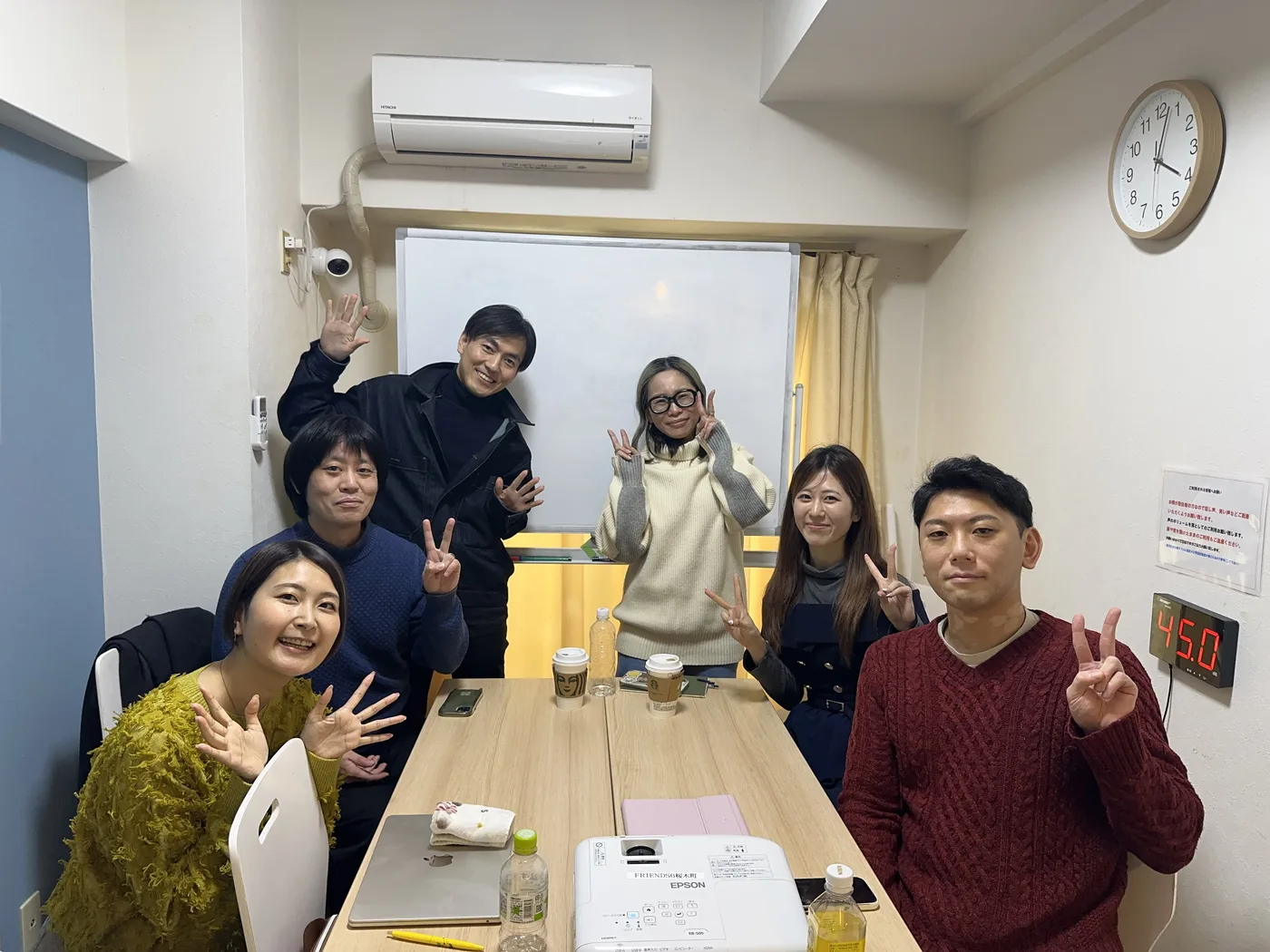 少人数で集まって撮影したアカデミー仲間の写真